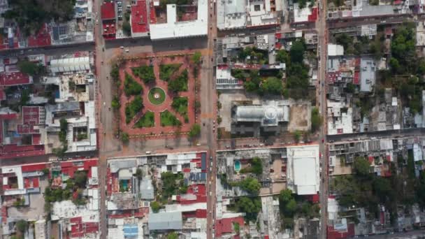 Ptaki lotnicze oko nad głową w dół pionowo panoramiczny widok miasta budować w kwadratowym wzorze. Plac z parkiem przed katedrą. Valladolid, Meksyk — Wideo stockowe