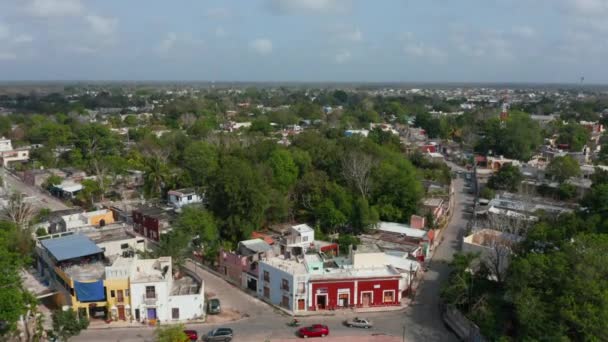 Filmagem aérea ascendente de casas residenciais em pequena cidade. Ruas com casas na região pobre. Valladolid, México — Vídeo de Stock