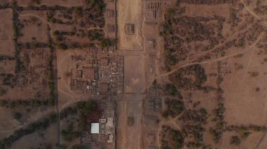 Gökyüzü kuşları tepeden aşağıya antik arkeolojik siteyi inceliyor. Mezoamerikan piramitleri, Teotihuacan, Meksika