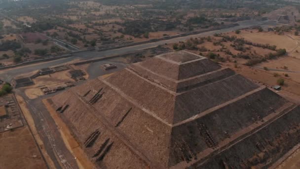 Pozpátku odhalují starobylou obrovskou pyramidu. Sklon až k zobrazení suché krajiny.Starověké místo s architektonicky významné Mezoamerické pyramidy, Teotihuacan, Mexiko — Stock video