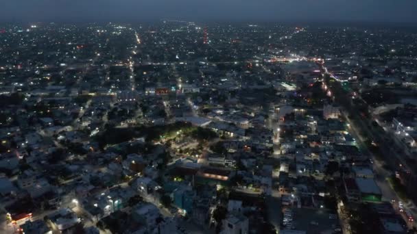 Letecký panoramatický výhled na město po západu slunce. Nakloň se a odhaluj večerní oblohu s mraky. Cancun, Mexiko — Stock video