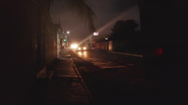 Camminando sul marciapiede e grande camion, auto e scooter che guidano sulla strada di notte. Punto di vista pedonale. Valladolid, Messico — Video Stock