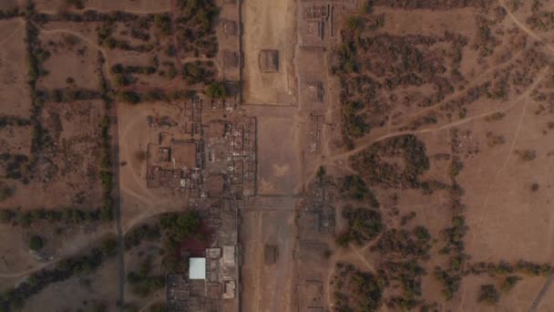 Aves aéreas olho em cima para baixo vista panorâmica do antigo sítio arqueológico.Sítio antigo com arquitetonicamente significativas pirâmides mesoamericanas, Teotihuacan, México — Vídeo de Stock