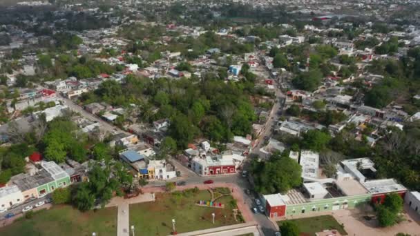 Aerial panoramic shot of urban neighbourhood. Various low residential buildings scattered among green trees. Valladolid, Mexico — Stock Video