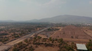 Piramitler ve diğer antik yapılarla birlikte değerli tarihi arkeolojik alanların kaydır ve tara. Mezoamerikan piramitleri, Teotihuacan, Meksika