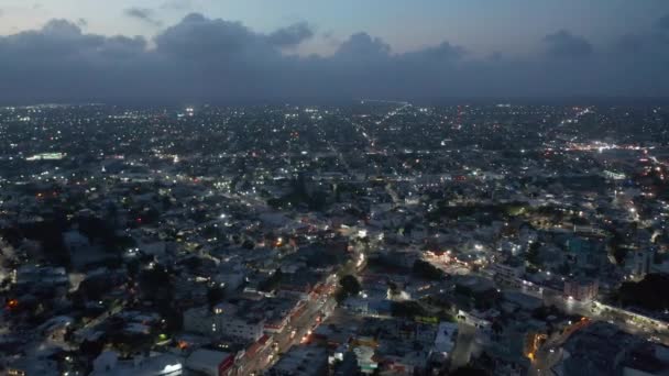 Flyga över natten stad, hundratals gatubelysning. Flygfoto panoramautsikt över stadsdelen storstad. Cancun, Mexiko — Stockvideo