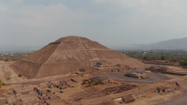 Snímek a pan záběry z pyramidy slunce. Velká starobylá kamenná struktura.Starobylé místo s architektonicky významnými mezoamerickými pyramidami, Teotihuacan, Mexiko — Stock video