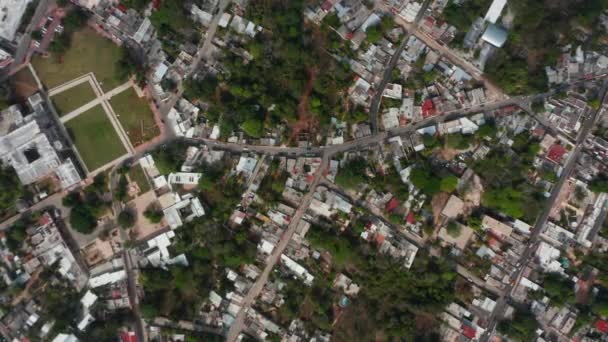 Aereo occhio uccelli sopra vista dall'alto verso il basso dello sviluppo urbano. Case lungo le strade dall'alto. Valladolid, Messico — Video Stock