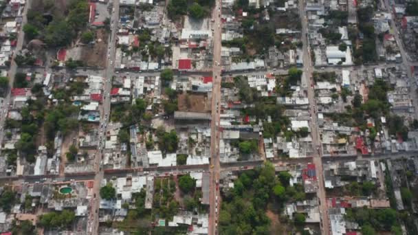 Aerial birds eye overhead top down panning view of urban neighbourhood. Tilt up reveal of town outskirt. Valladolid, Mexico — Stock Video