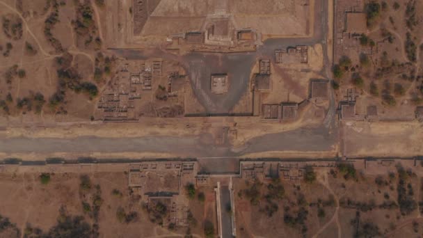 Luftaufnahmen der Pyramide des Sonnen.Antike Stätte mit architektonisch bedeutsamen mesoamerikanischen Pyramiden, Teotihuacan, Mexiko — Stockvideo