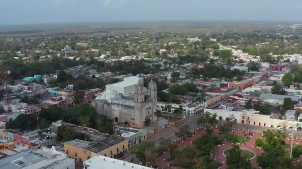 Slide i pan materiał wideo miasta w obszarze tropikalnym. Skupiony na starym chrześcijańskim zabytku, Iglesia de San Servacio. Valladolid, Meksyk — Wideo stockowe