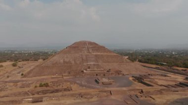 Güneş Piramidi 'nin etrafında uçar, eski arkeolojik alan. Mezoamerikan piramitleri, Teotihuacan, Meksika