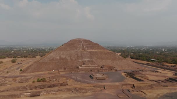 En avant volent autour de la pyramide du soleil, ancien site archéologique.Site antique avec des pyramides méso-américaines d'importance architecturale, Teotihuacan, Mexique — Video
