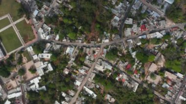 Havadan kuşların gözü şehir manzarasının tepesinde. Ağaçlar, yeşillik ve gelişim karışımı. Valladolid, Meksika