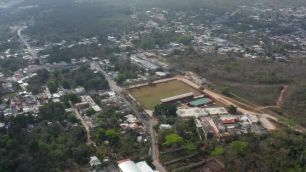 Flygfoto panoramautsikt över stadsdelen med gles utveckling. Sportcenter med fotbollsplan. Valladolid, Mexiko — Stockvideo