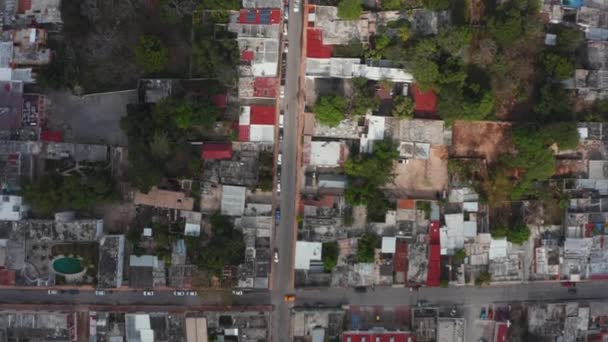 空中の鳥の目は町の通りで車の運転のパンニングビューの上のオーバーヘッド。平らな屋根の小さな家と低い家。メキシコのバジャドリード — ストック動画