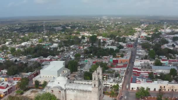 2つの塔とドームで歴史的な大聖堂を飛び越える。町の空中パノラマビュー。メキシコのバジャドリード — ストック動画