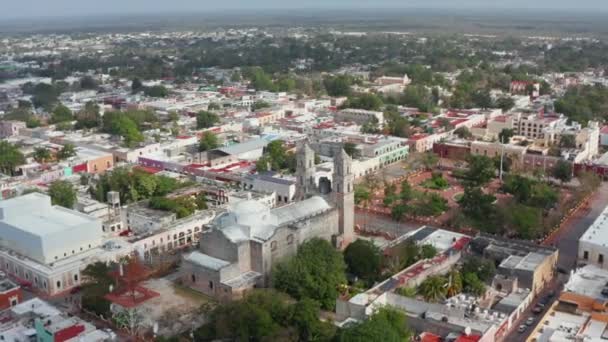 Полет вокруг старого собора Иглесия-де-Сан-Сервасио. Вид с воздуха на город с церковью. Вальядолид, Мексика — стоковое видео