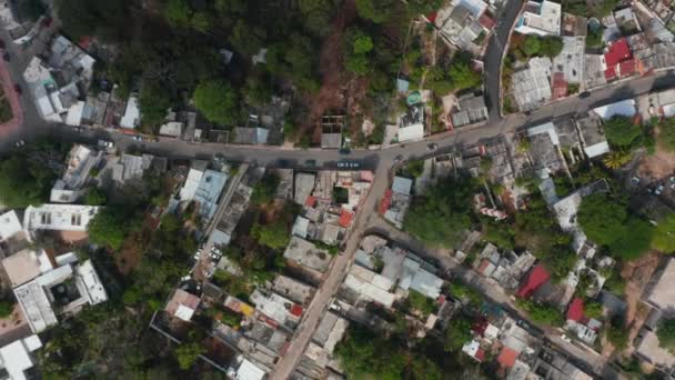 Повітряні птахи дивляться зверху вниз по вулиці в маленькому містечку. Ряди будинків вишиковують дороги з висоти. Валладолід, Мексика. — стокове відео