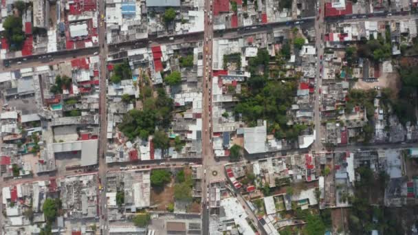 A madarak fentről figyelik a várost utcákkal és háztömbökkel. A város négyzet alakú mintája. Valladolid, Mexikó — Stock videók