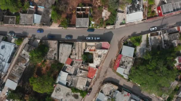 Aerial birds eye overhead góry w dół wznoszące się nagrania skrzyżowania ulic w małym miasteczku lub biednych przedmieściach. Valladolid, Meksyk — Wideo stockowe
