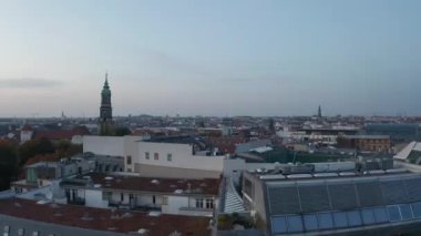 Şehrin modern ticari binası. Kentsel çevredeki binaların hava panoramik görüntüleri. Berlin, Almanya