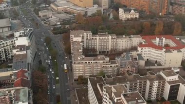 Kalabalık caddeleri olan yüksek açılı bir şehir manzarası. Modern binaları ortaya çıkarın. Berlin, Almanya