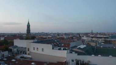 Yüksek kulesi olan Sophien Kilisesi 'nin yakınındaki Hackesche Hofe avlu kompleksinin üzerinde ilerliyorlar. Akşam karanlığında şehrin havadan panoramik manzarası. Berlin, Almanya