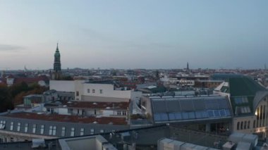 Şehirdeki modern binaların çatıları üzerinde alçak uçuş. Tarihi simgelerle çelişen gelişmeler. Berlin, Almanya