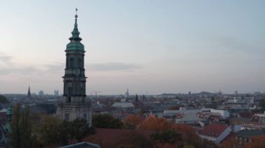 İleri, Sabah Şehri 'nin üzerinde uçar. Sofienkirche 'in şehir merkezinin üstündeki yüksek kulesi. Berlin, Almanya