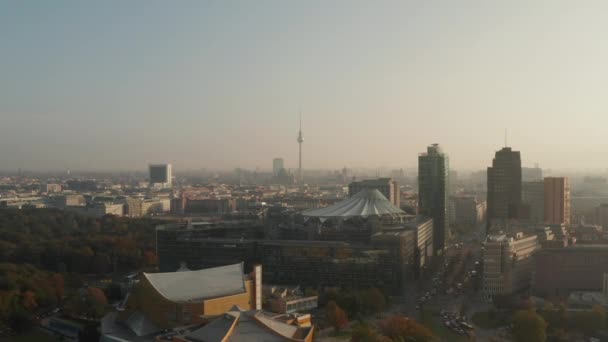 Adelante vuelan por encima del distrito urbano moderno, área alrededor de Potsdamer Platz. Torre de televisión Fernsehturm en la distancia. Berlín, Alemania — Vídeo de stock