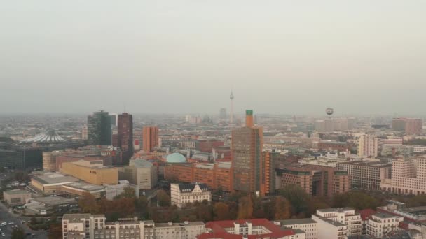 Achterwaarts vliegen boven de stad. Groep van hoge moderne bedrijfs- of appartementengebouwen in de buurt van Potsdamer Platz gebied. Berlijn, Duitsland — Stockvideo