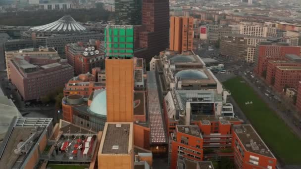 Diapositiva y panorámica del barrio de Potsdamer Platz. Vuela alrededor de la parte superior del edificio de negocios. Berlín, Alemania — Vídeos de Stock
