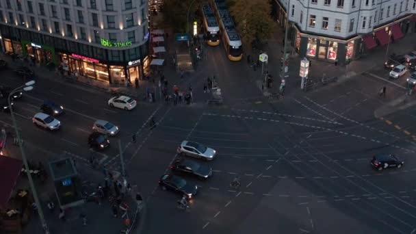 城市夜间交通的高角度视图。汽车开到Rosenthaler Platz 。城市的交通。德国柏林 — 图库视频影像