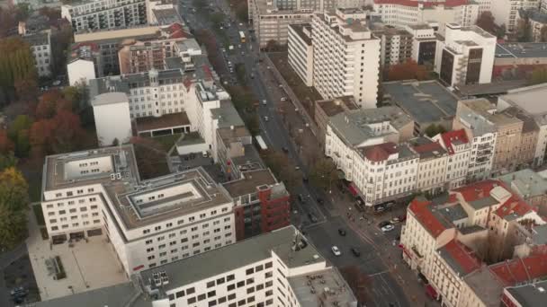 Adelante volar por encima de la concurrida calle de varios carriles en la ciudad bordeada por casas de apartamentos de varios pisos. Hay mucho tráfico en la carretera. Berlín, Alemania — Vídeos de Stock