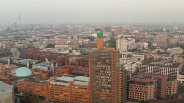 Przód leci nad miejską okolicą. Widok z lotu ptaka na różne wielopiętrowe budynki. Berlin, Niemcy — Wideo stockowe