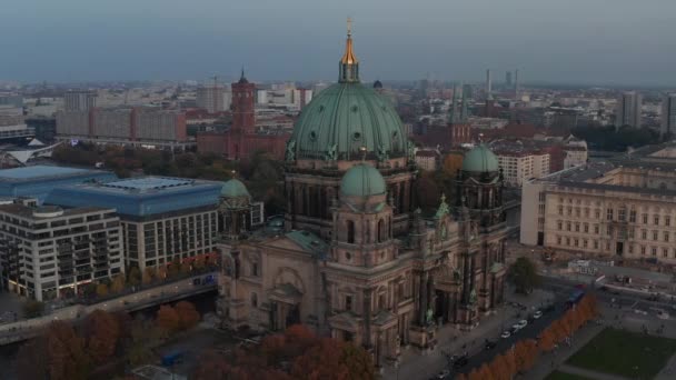 Orbita rodada alrededor de la catedral de Berlín, valioso hito histórico al atardecer. Ciudad en segundo plano. Berlín, Alemania — Vídeo de stock