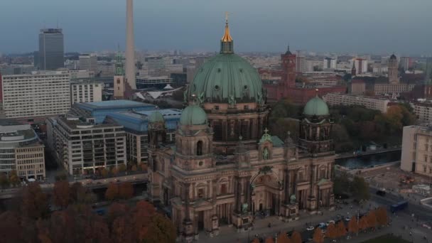 Vista aerea serale del Berliner Dom, vecchia chiesa e storico punto di riferimento religioso. Città al crepuscolo. Berlino, Germania — Video Stock