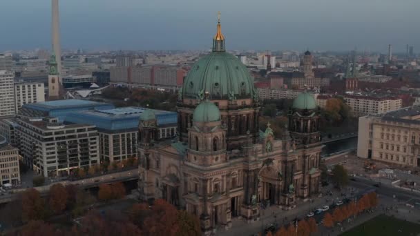 Letí kolem berlínské katedrály, bohatě zdobené historické památky za soumraku. Budova muzea DDR za námi. Berlín, Německo — Stock video