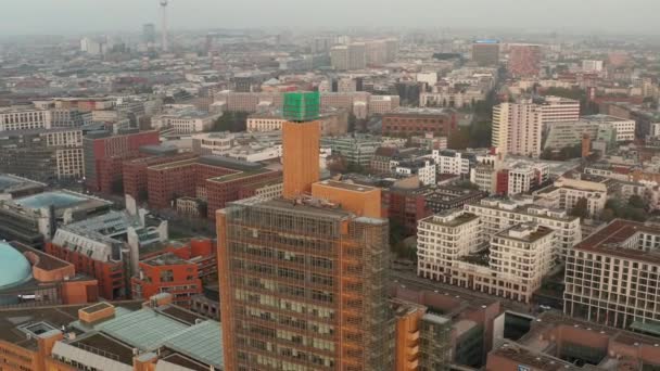 Diapositiva y panorámica de la parte superior del moderno edificio de negocios que se eleva por encima del desarrollo en la ciudad. Berlín, Alemania — Vídeo de stock