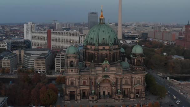 Diapositiva y panorámica de la catedral de Berlín al atardecer. Gran iglesia con techo de cúpula y cruz religiosa dorada en la parte superior. Berlín, Alemania — Vídeo de stock