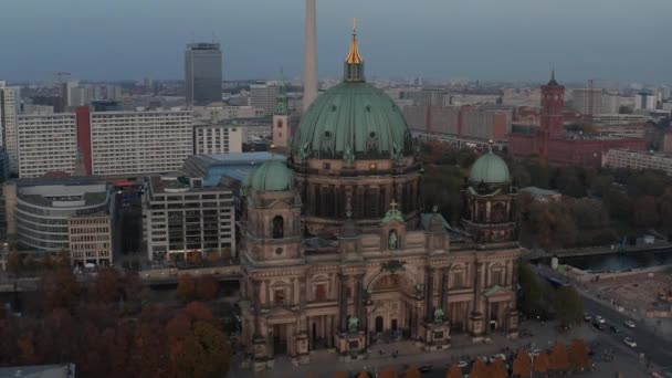 Veduta aerea della cattedrale di Berlino al tramonto. Storico punto di riferimento religioso e di interesse per i turisti. Berlino, Germania — Video Stock