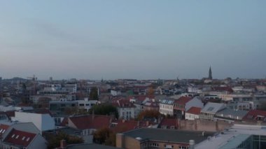 Şehirdeki binaların üzerinde alçak uçuş. Karanlık çöktüğünde şehrin panoramik görüntüleri. Berlin, Almanya