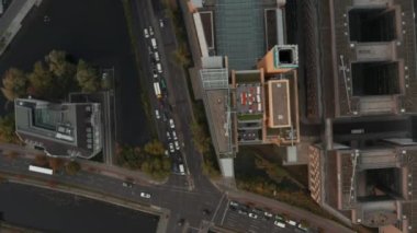 Modern iş kentsel bölgesindeki kış bankalarının kavşağını yukarıdan gören hava kuşları. Berlin, Almanya