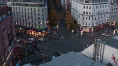 Şehir merkezindeki cadde kavşağından geçen araba ve tramvayların hava görüntüsü. Şehirde bir nakliye aracı. Berlin, Almanya