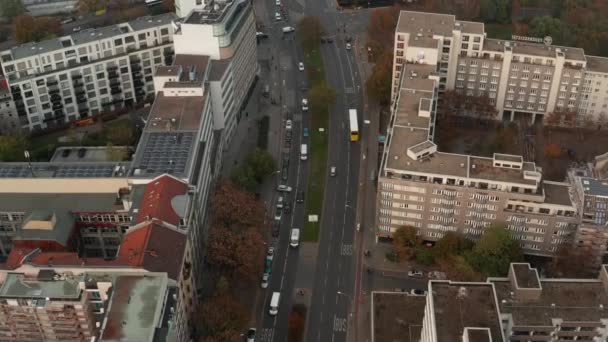 버스 가 시내를 통과하는 여러 차선 도로에서 운행되는 것을 추적 한다. 교차로의 교통 상황 이 확대되었습니다. 독일, 베를린 — 비디오