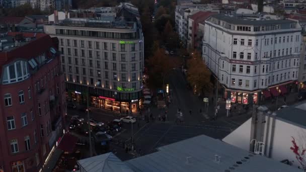 Tilt down avslöjar trafiken på Rosenthaler Platz. Upptagen gatukorsning på kvällen. Berlin, Tyskland — Stockvideo