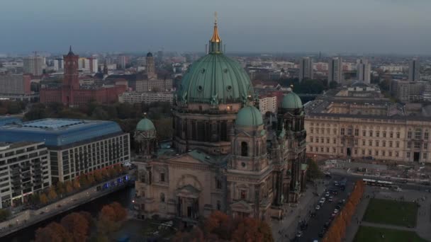 Orbita rodó alrededor de la monumental iglesia de la catedral de Berlín con gran cúpula al atardecer. Ciudad en segundo plano. Berlín, Alemania — Vídeo de stock