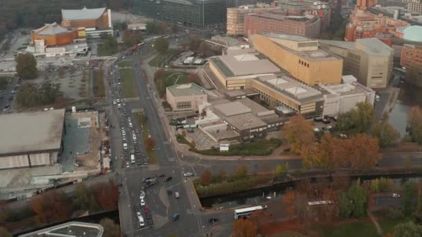 Incline-se revelar de distrito de negócios moderno, edifícios altos perto da área de Potsdamer Platz. Vista panorâmica aérea da cidade. Berlim, Alemanha — Vídeo de Stock