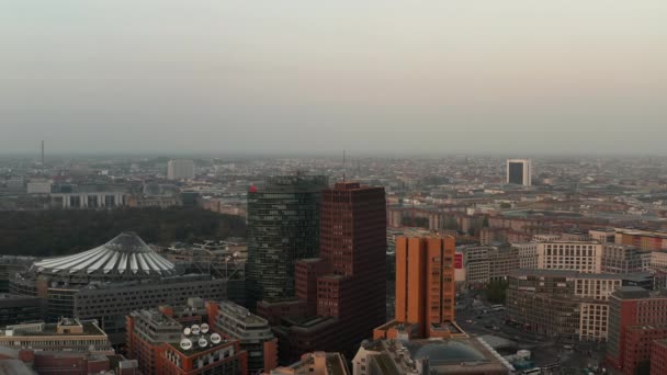 Vista aérea descendente del barrio de Potsdamer Platz. Centro Sony y altas torres de oficinas modernas. Berlín, Alemania — Vídeos de Stock